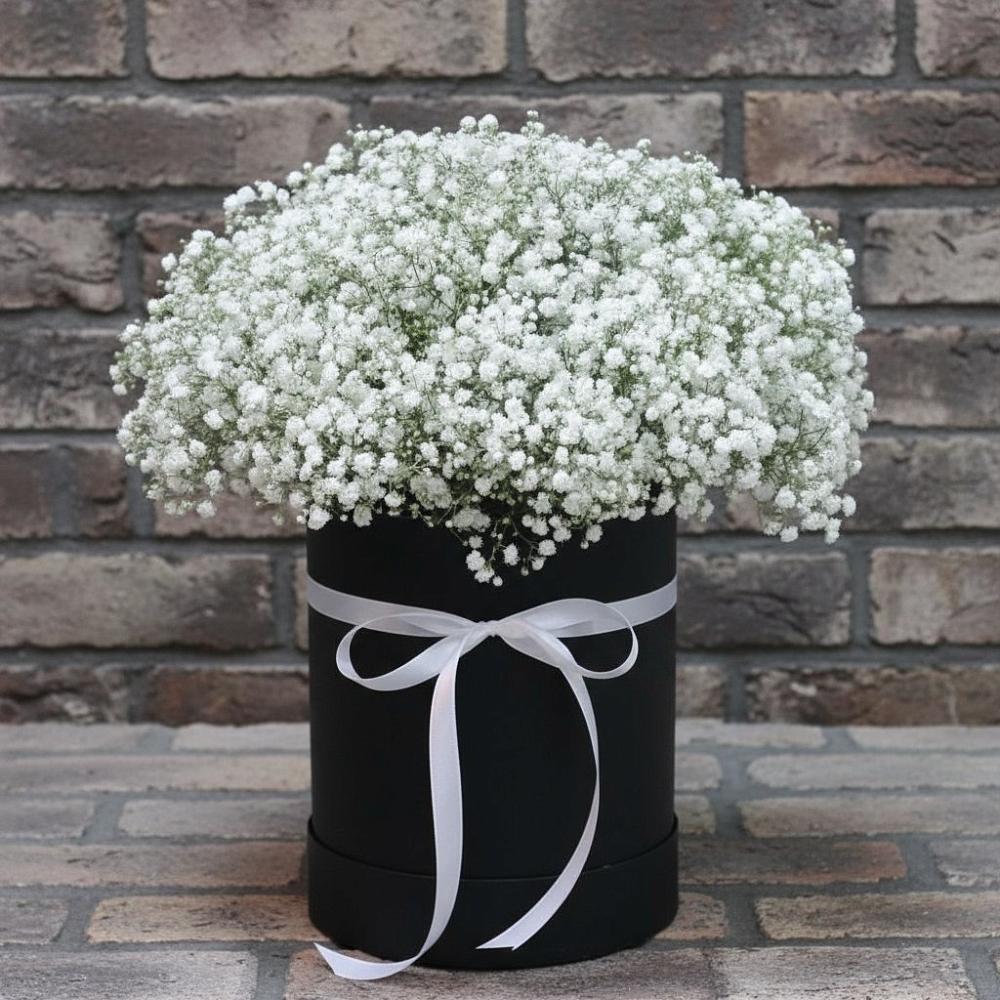 Цветочная композиция из Гипсофила в шляпной коробке в Рахье