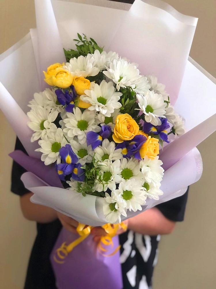 Букет цветов из: Ирисы, Хризантемы и Розы в Рахье