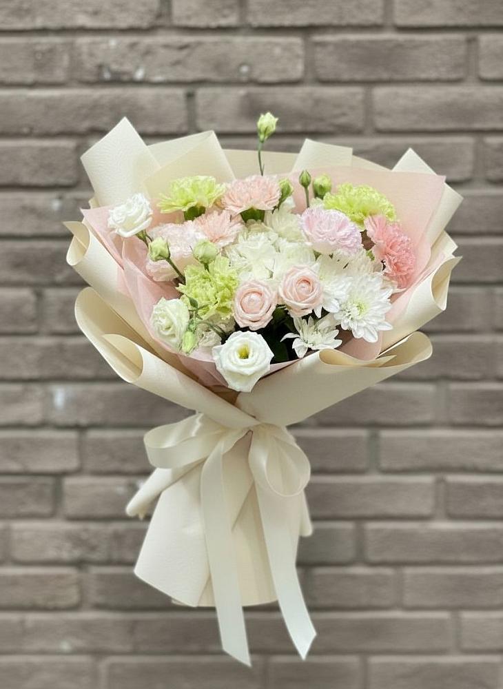 Букет цветов из: Гвоздики, Розы, Лизиантусы и Хризантемы в Рахье
