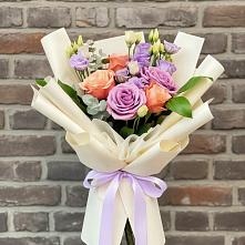 Букет цветов из:  Лизиантусы и Розы в Рахье
