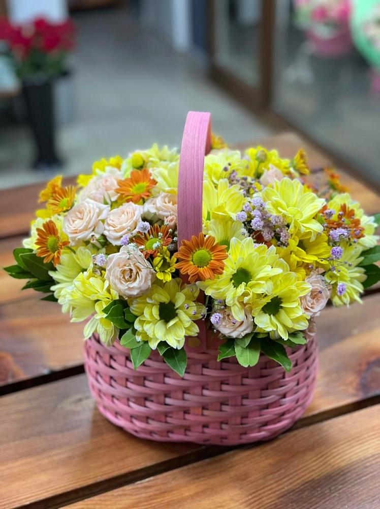 Цветочная композиция из Хризантемы и Розы в корзине в Рахье