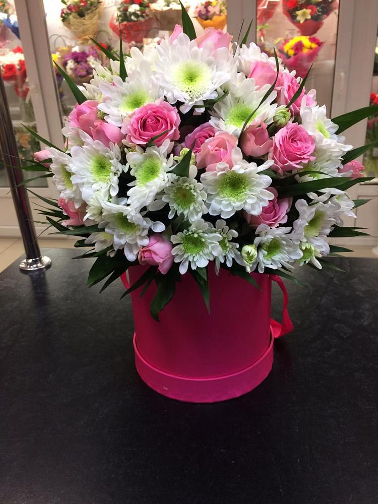 Цветочная композиция из Розы и Хризантемы в шляпной коробке в Рахье