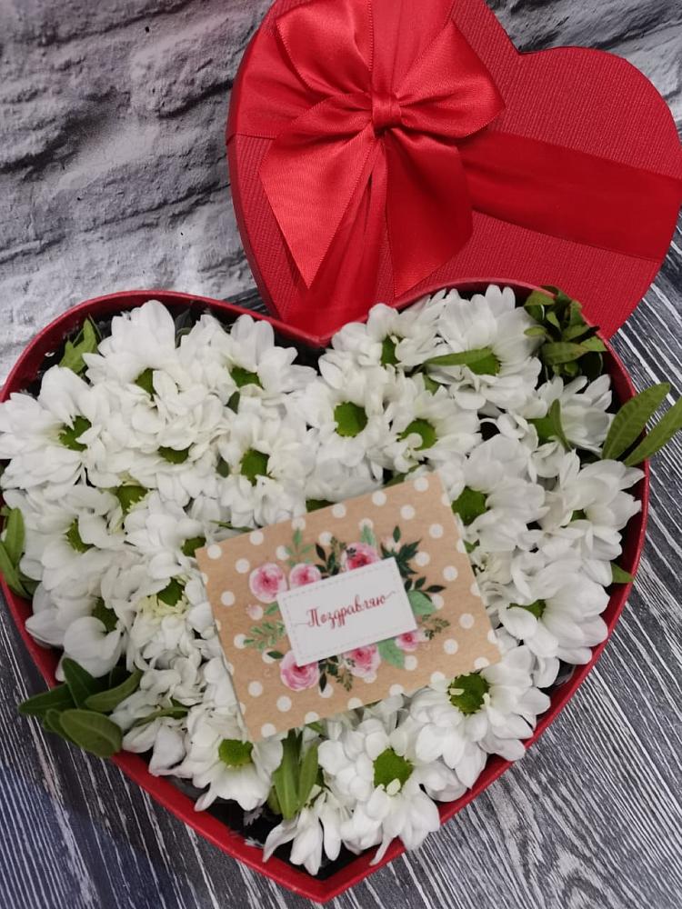 Цветочная композиция из Хризантемы в виде сердца в Рахье