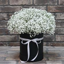 Цветочная композиция из Гипсофила в шляпной коробке в Рахье