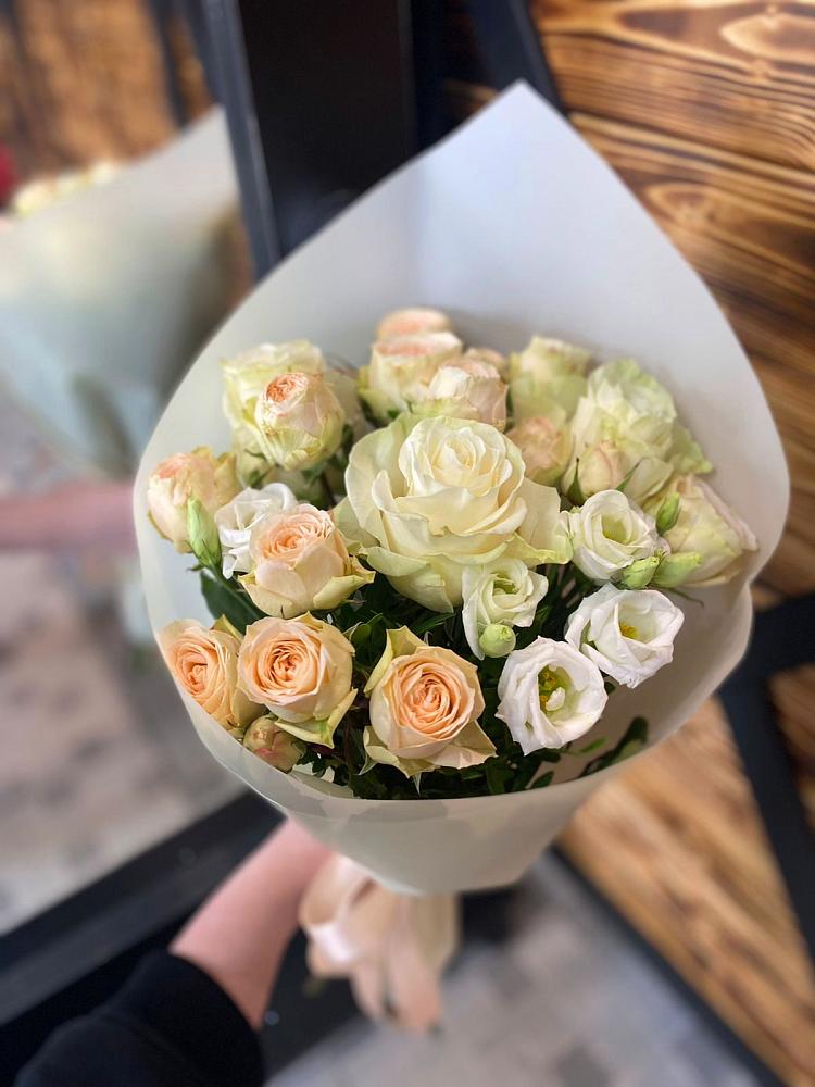 Букет цветов из: Розы и Лизиантусы в Рахье